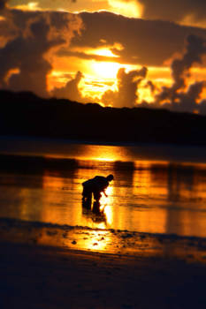 Sulawesi - De prachtige sunset in Bira beach met locals