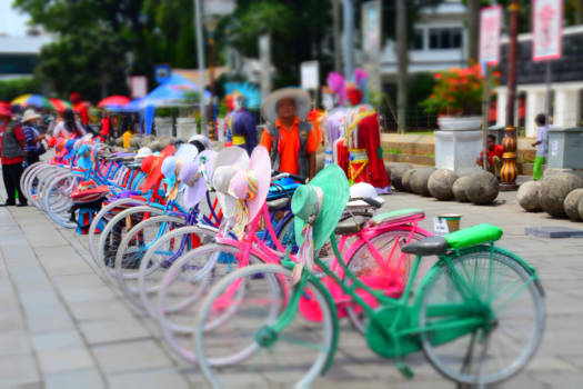 Jakarta - Fietsennn over het Batavia plein in Jakarta