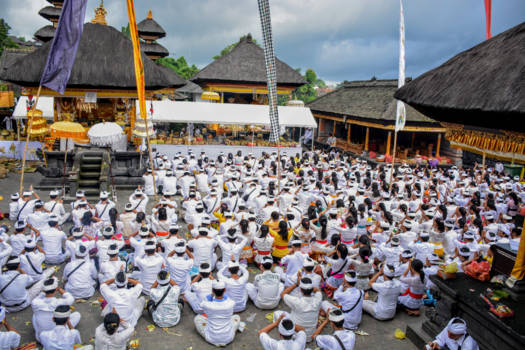 Bali - De prachtige ceremonie bij de Pura Besakih tempel