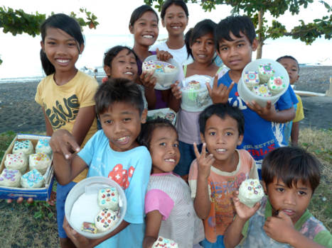 Bali - Kinderen verkopen zout op het strand in Amed , Bali, Indonesië.