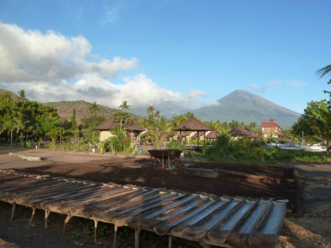 Bali - zoutwinning met mount Batur op achtergrond, Amed, Bali, Indonesië