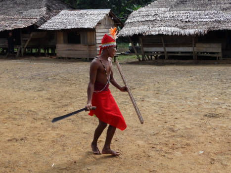 Ceram - Alifoeren man doet vechtdans ter gelegenheid van het nieuwe adathuis
