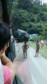 Sumatra - Vrachtauto raakt van de weg op een smal bergweggetje.