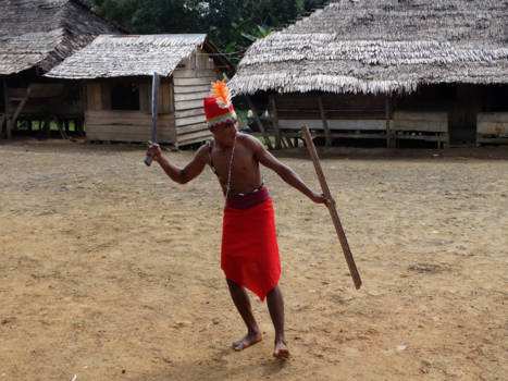Ceram - Alifoer doet gevechtsdans in hun dorp op Ceram