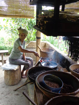 Bali - 't duurt even voordat de koffiebonen zijn gebrand, maar dan: 'n heerlijk bakkie!!