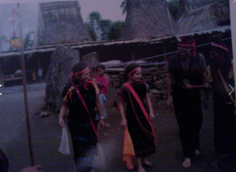 Flores - Dans met de Stamoudsten "  ter verering van de voorouders "