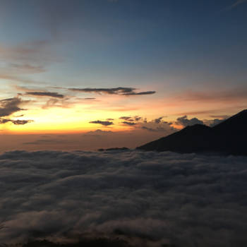 Bali - Op de gunung agung, boven de wolken kijken naar de zonsopkomst