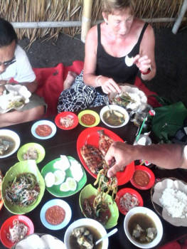 Singaraja - Vis eten aan het strand