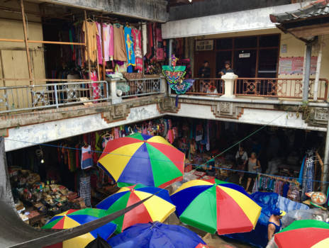 Bali - Een kleurige foto op een regenachtige dag, bij de half overdekte markt jn Ubud.