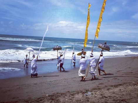 Bali - Balinese rituelen op het strand van Canggu