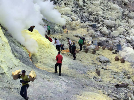 Java - De zwaveldragers van Mount Ijen
