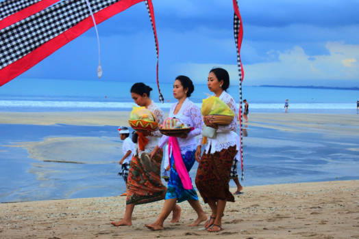 Bali - Ceremonie " full moon" lopen richting de Tempel