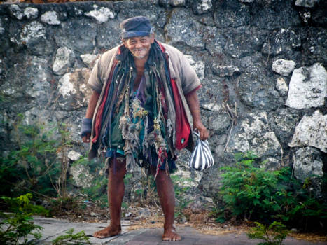 Bali - Kleurrijke "dorpsgek", peukje grijnzend en hele garderobe (zeker 12 shirts!) aan.