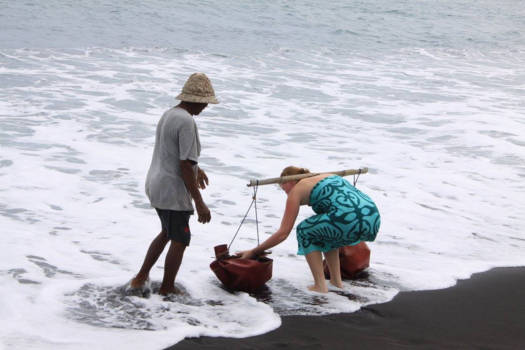 Bali - Zeezout maken bij een mooi zwart stand