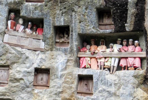 Sulawesi - Rotsgraven met Tau-Tau poppen