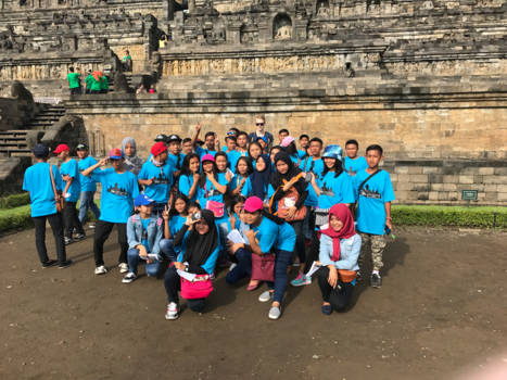 Borobudur - Feeling famous with some happy schoolkids