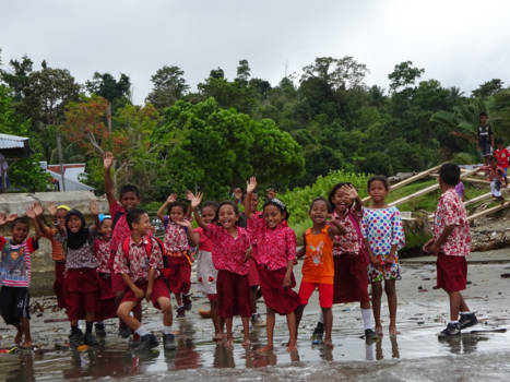 Ceram - Een vrolijk afscheid van schoolkinderen op ceram ( Molukken)