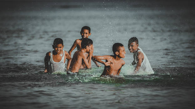 Ambon - Kinderen in zee bij strand Natsepa, Suli Ambon