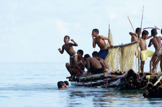 Ambon - Kinderen bij strand van Suli, Ambon