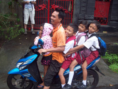 Bali - Een Balinese gezinsscooter!