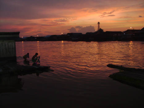 Kalimantan - voor de zon ondergaat in Pangalanbun nog een wasje in de rivier