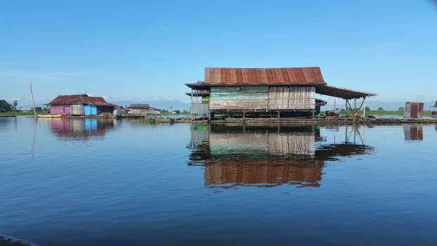 Sulawesi - Wonen op het water (Tempemeer Sulawesi Indonesie)