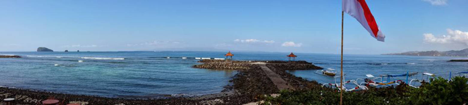 Bali - Uitzicht vanaf het strand van Candidasa
