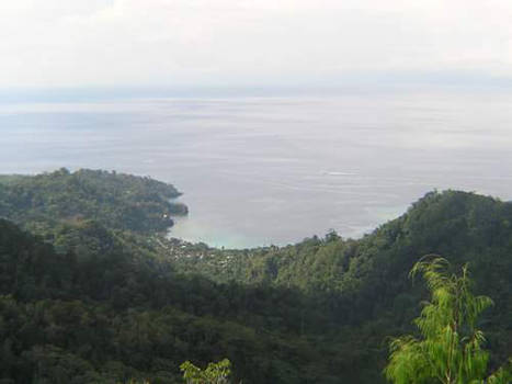 Molukken - Vanuit de berg Huruwano ligt daaronder het dorp Aboru op het eiland Haruku