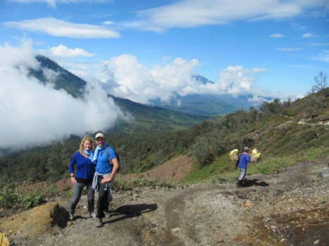 Ijen Krater - Beklimmen van de Ijen vulkaan met de zwaveldragers tot aan de krater in Indonesië.