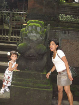 Rondreis Bali & Lombok - Drink milk @ Monkey forest