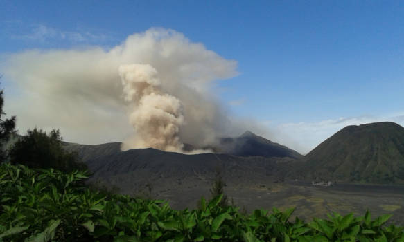 Bromo National Park - Uitbarsting bromo vulkaan