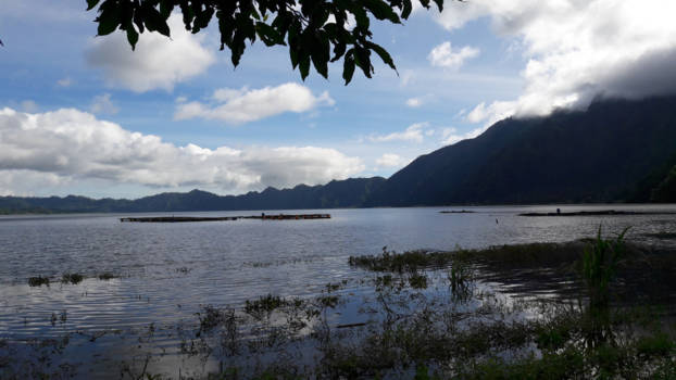 Bali - De grimmige caldera rand van het meer van Batur