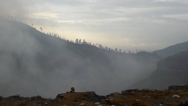 Java - Een mistige zonsopgang op de kraterrand van Kawa Ijen