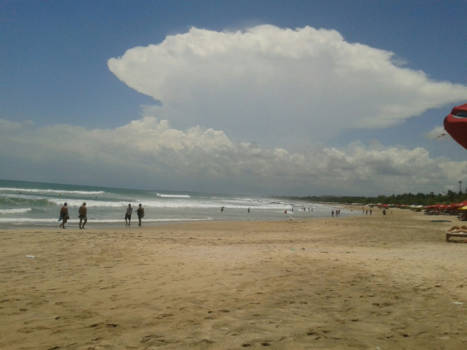 Bali - Strand met aparte wolken