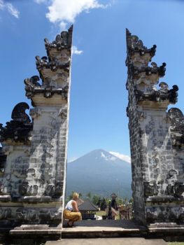 Bali - Lempuyang tempel met uitzicht op de vulkaan Mount Agung.