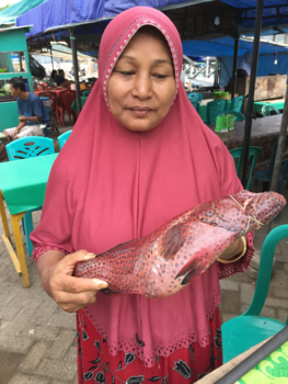 Kleine Soenda-eilanden - Vismarkt Labuan Bajo, kleding verkoopster past bij de vis...