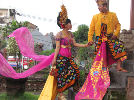 Bali - Balinees bruidspaar hun huwelijksaankondiging