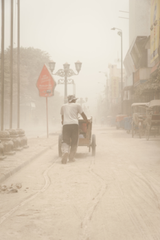 Yogyakarta - Een laag as en mist in de stad door een vulkaanuitbarsting