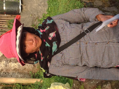 Bali - Lake Bratur ! Kaart verkoopster bij de Tempel!