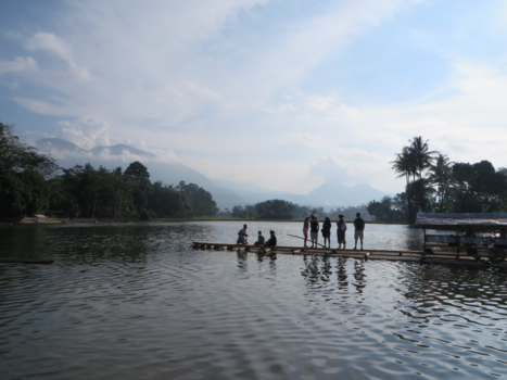 Java - Op een Bamboo vlot in Indonesie