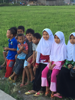 Java - De kids vermaken zich met toeristen