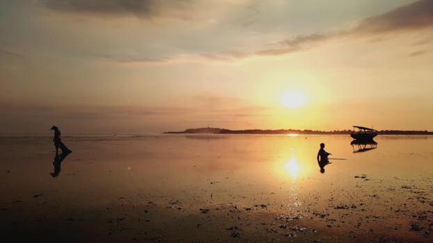 Gili-eilanden - Vader en zoon vangen krabben