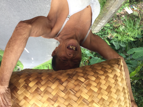 Bali - Help mij alle foto,s staan op zijn kop (Bali) hard werkende vrouw.