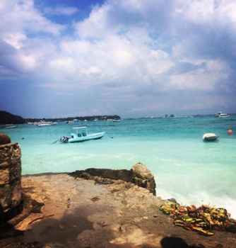 Nusa Lembongan - hindu offering baskets by the most beautifull rocky sea