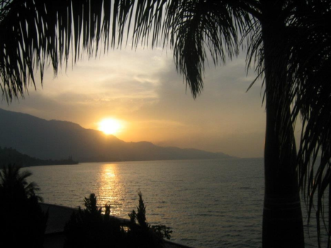 Rondreis Indonesië in vier weken - Mooie warme zonsondergang, Sumatra tobameer