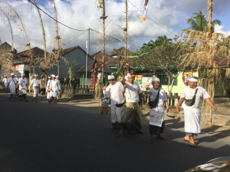 Bali - Op weg naar een ceremonie