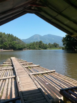 Java - mooi uitzicht van af de vlotbootjes