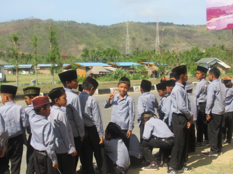 Rondreis Bali, Java & Lombok - Schoolkinderen wachten op de Indonesische president