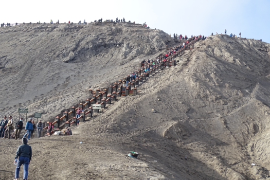 Taman Mini Indonesia - trappetje lopen naar vulkaan monding Bromo