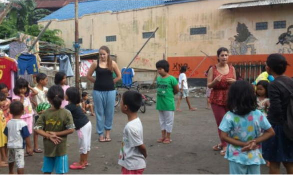 Yogyakarta - Balspel met kinderen uit Kampungs